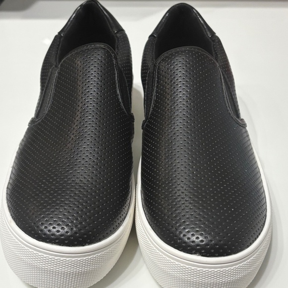 ✨ Sleek Black Slip-On Sneakers - Picture 1 of 3